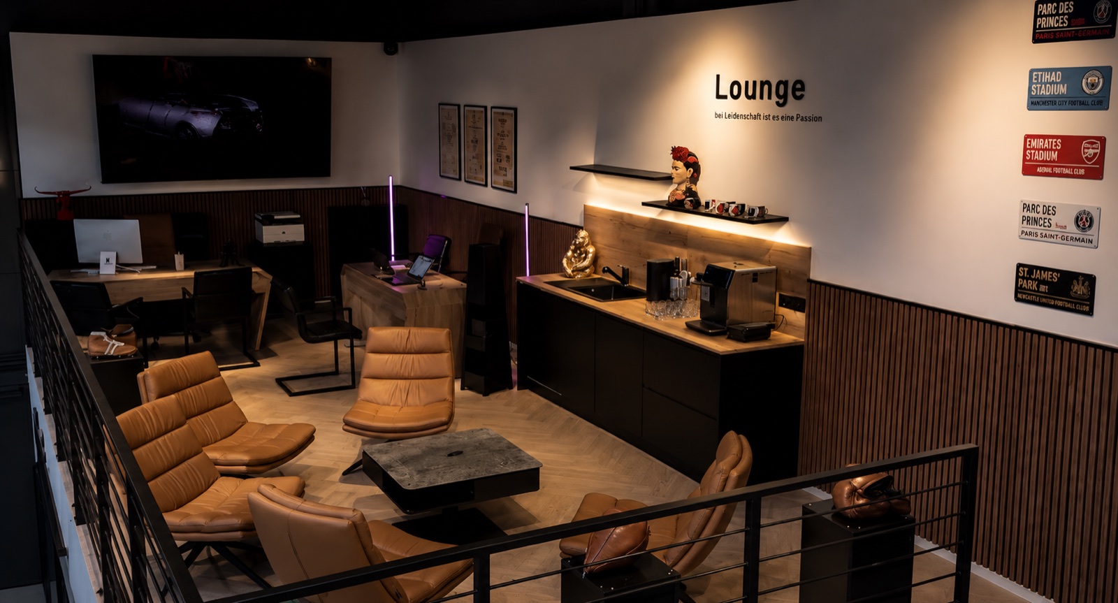 AUTOWERK Lounge mit Designer-Sesseln, warmem Licht und Espresso-Bar