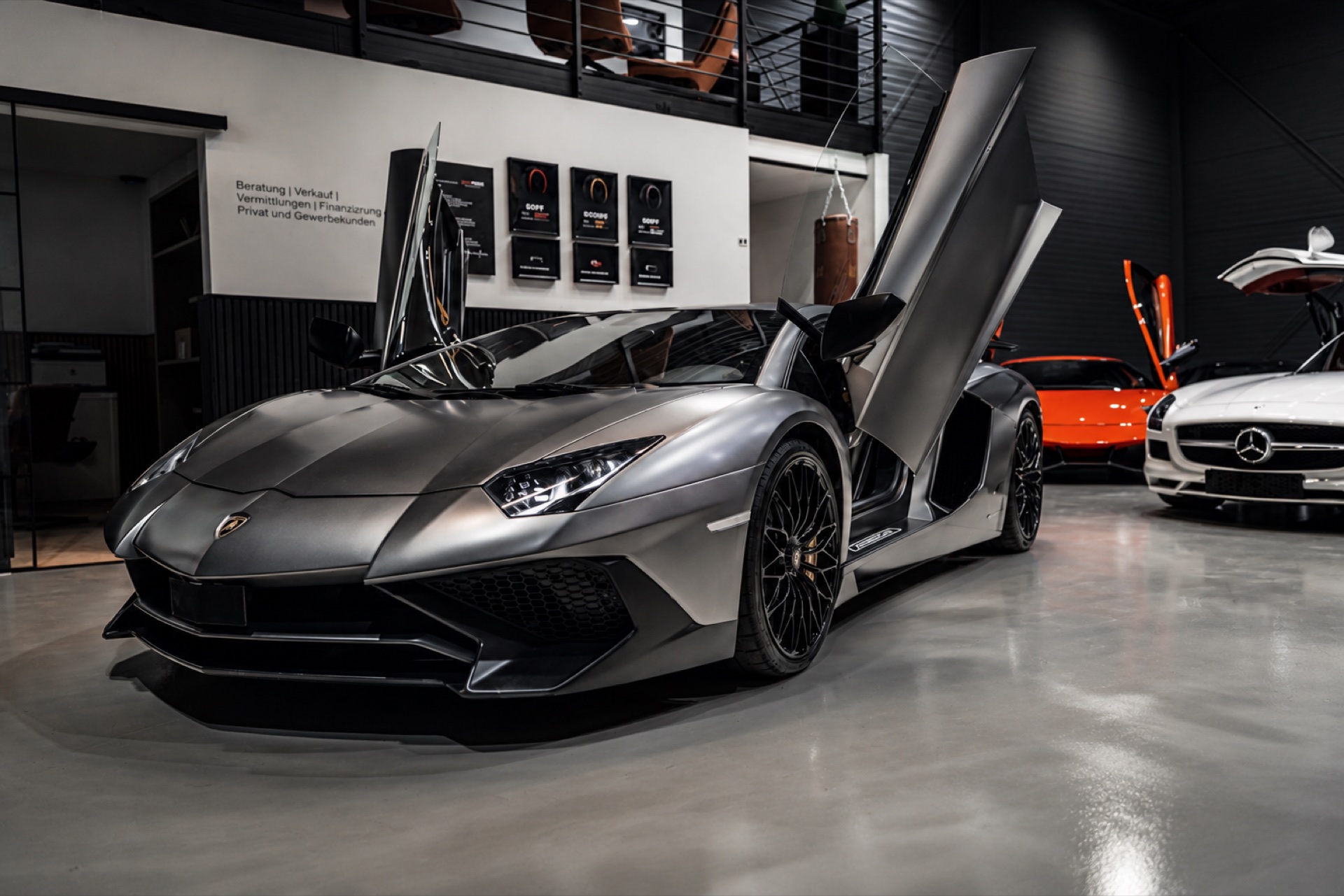 Lamborghini Aventador mit Flügeltüren im AUTOWERK Showroom